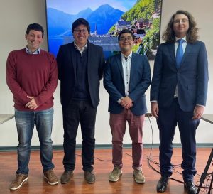 Mg. David Arellano junto a la comisión examinadora de su trabajo de tesis.